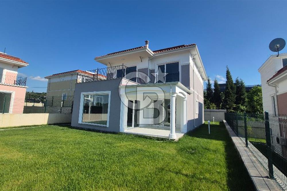 SAPANCA ÜNLÜCE'DE GÖL MANZARALI 465M2 BAHÇELİ 4+1 SATILIK VİLLA