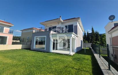 SAPANCA ÜNLÜCE'DE GÖL MANZARALI 465M2 BAHÇELİ 4+1 SATILIK VİLLA