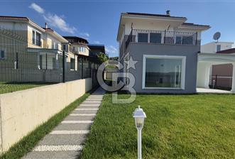 SAPANCA ÜNLÜCE'DE GÖL MANZARALI 465M2 BAHÇELİ 4+1 SATILIK VİLLA