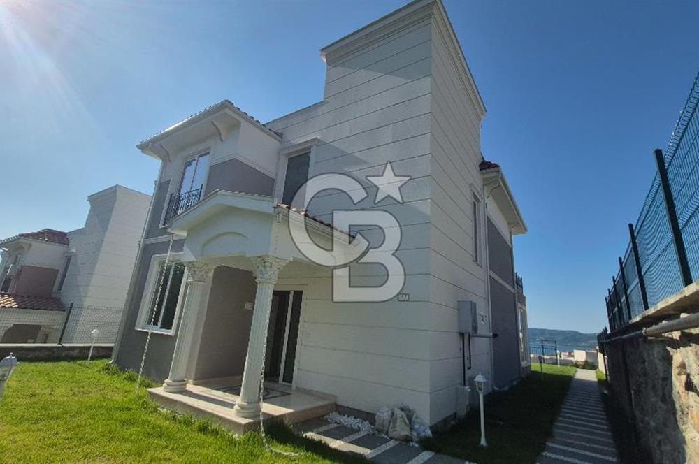 SAPANCA ÜNLÜCE'DE GÖL MANZARALI 465M2 BAHÇELİ 4+1 SATILIK VİLLA