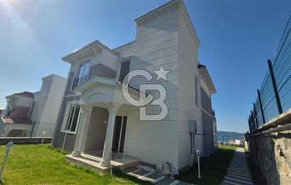 SAPANCA ÜNLÜCE'DE GÖL MANZARALI 465M2 BAHÇELİ 4+1 SATILIK VİLLA