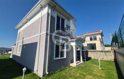 SAPANCA ÜNLÜCE'DE GÖL MANZARALI 465M2 BAHÇELİ 4+1 SATILIK VİLLA