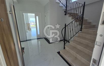 SAPANCA ÜNLÜCE'DE GÖL MANZARALI 465M2 BAHÇELİ 4+1 SATILIK VİLLA