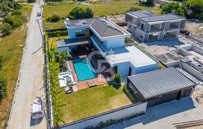 Çeşme Marina’ya Komşu, Musalla’da 5+2 Lüks Villa – Geniş Arsa, Özel Tasarım