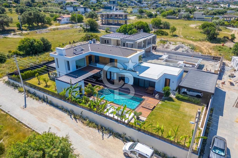 Çeşme Marina’ya Komşu, Musalla’da 5+2 Lüks Villa – Geniş Arsa, Özel Tasarım