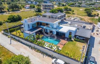Çeşme Marina’ya Komşu, Musalla’da 5+2 Lüks Villa – Geniş Arsa, Özel Tasarım