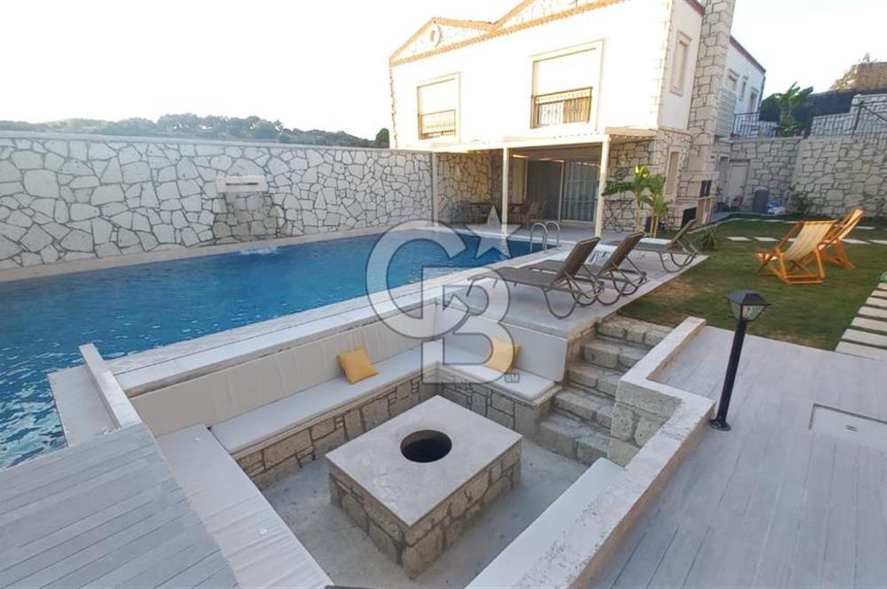 Çeşme Ovacıkta 800 M2 Arsa İçerisinde Satılık 2 Adet ikiz Villa.