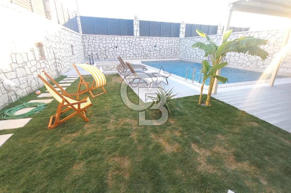 Çeşme Ovacıkta 800 M2 Arsa İçerisinde Satılık 2 Adet ikiz Villa.