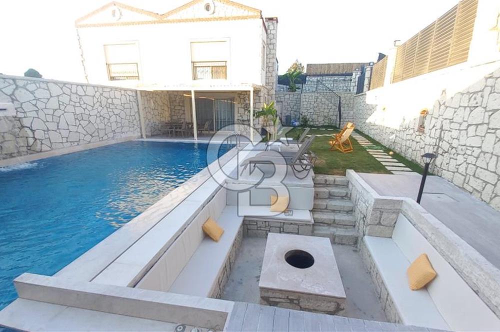 Çeşme Ovacıkta 800 M2 Arsa İçerisinde Satılık 2 Adet ikiz Villa.