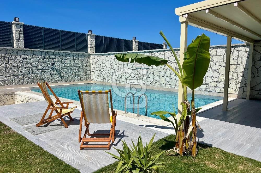 Çeşme Ovacıkta 800 M2 Arsa İçerisinde Satılık 2 Adet ikiz Villa.