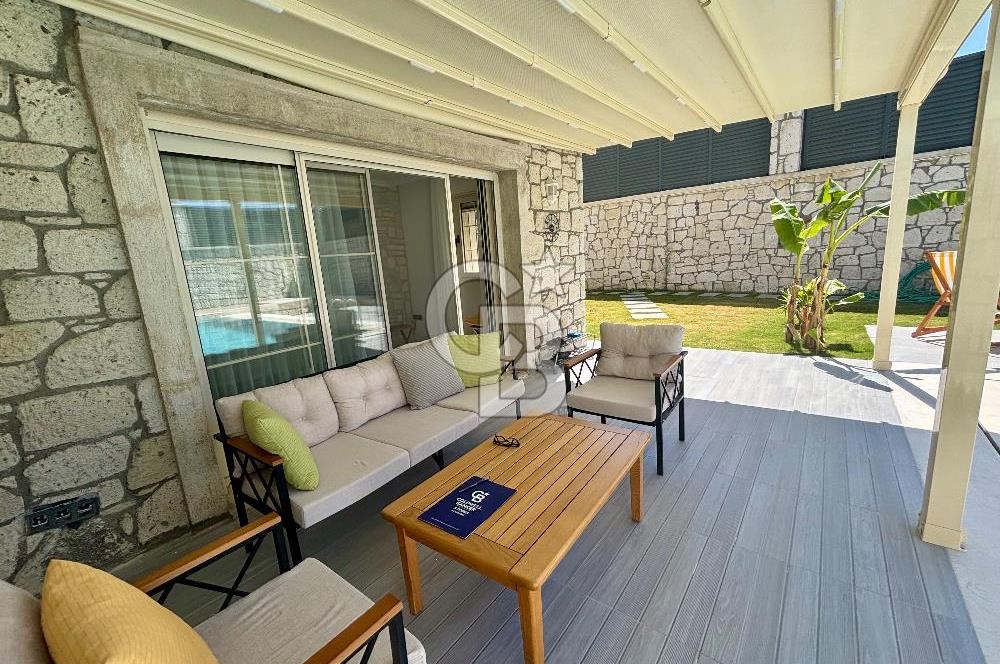 Çeşme Ovacıkta 800 M2 Arsa İçerisinde Satılık 2 Adet ikiz Villa.