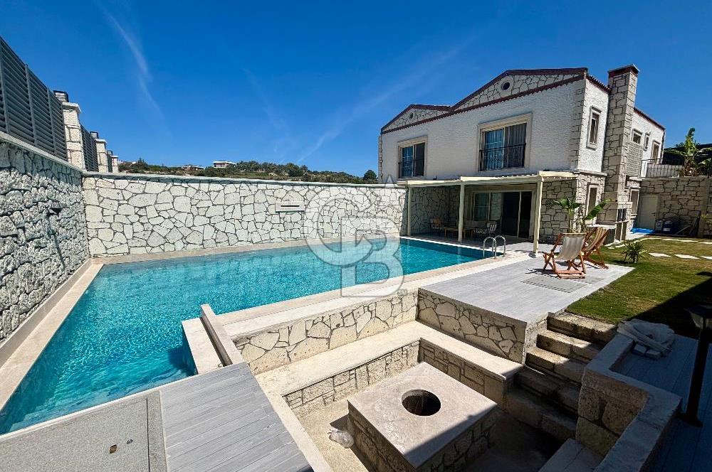 Çeşme Ovacıkta 800 M2 Arsa İçerisinde Satılık 2 Adet ikiz Villa.