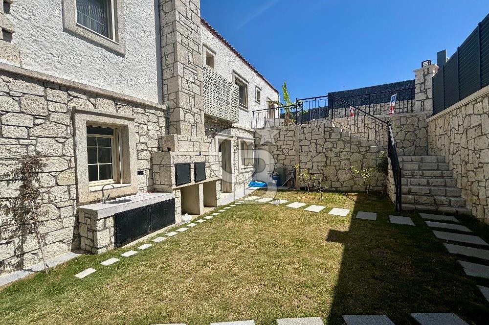 Çeşme Ovacıkta 800 M2 Arsa İçerisinde Satılık 2 Adet ikiz Villa.