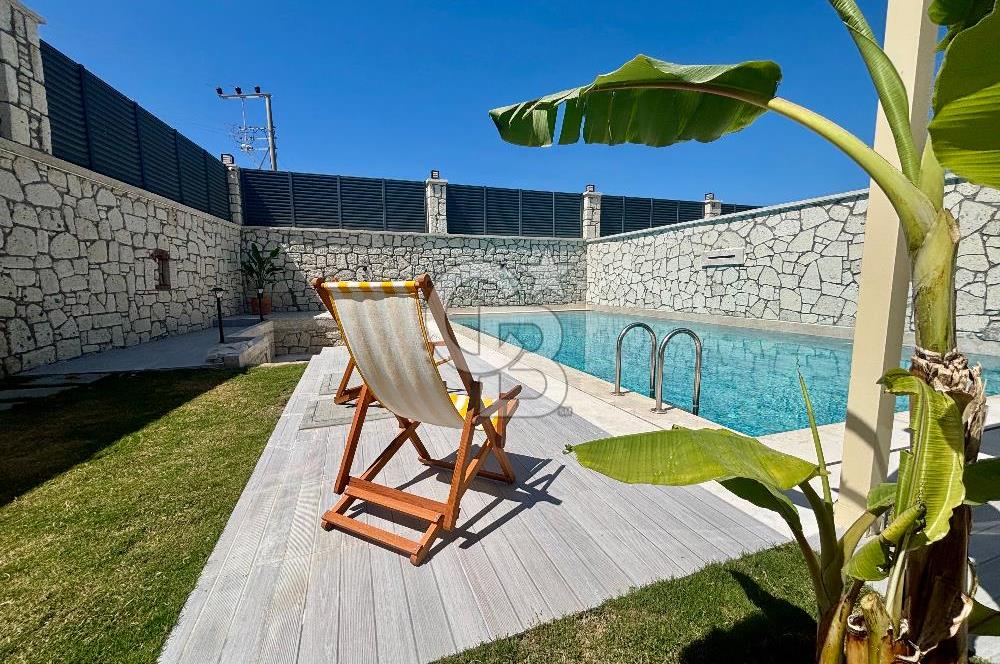 Çeşme Ovacıkta 800 M2 Arsa İçerisinde Satılık 2 Adet ikiz Villa.