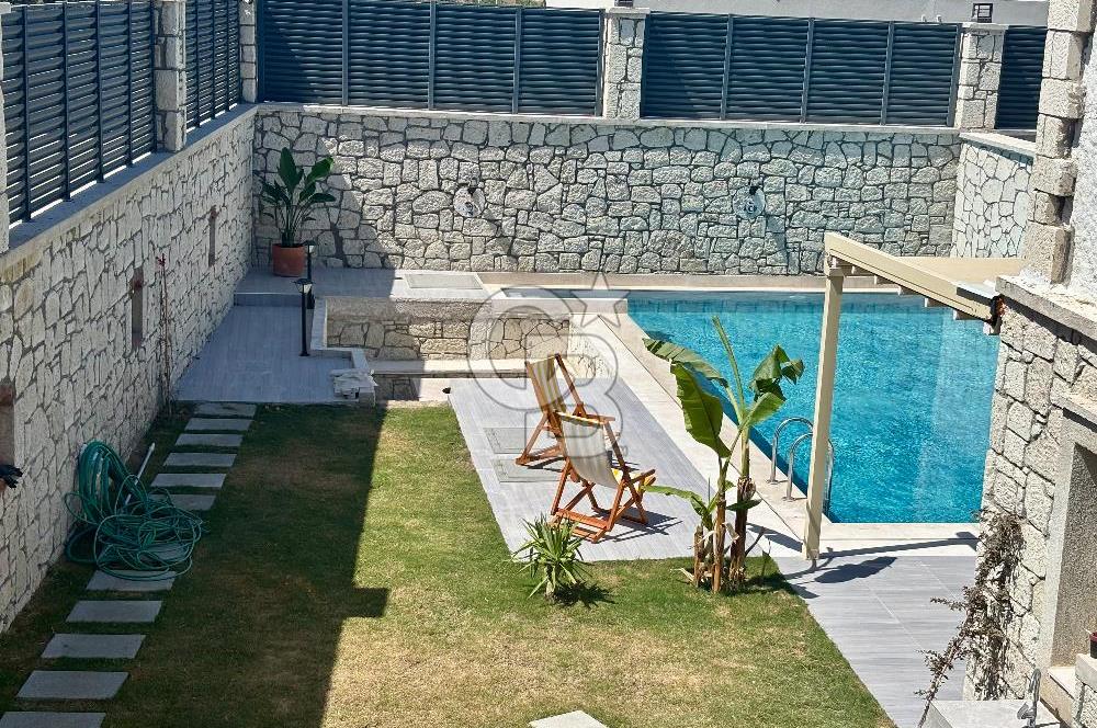 Çeşme Ovacıkta 800 M2 Arsa İçerisinde Satılık 2 Adet ikiz Villa.