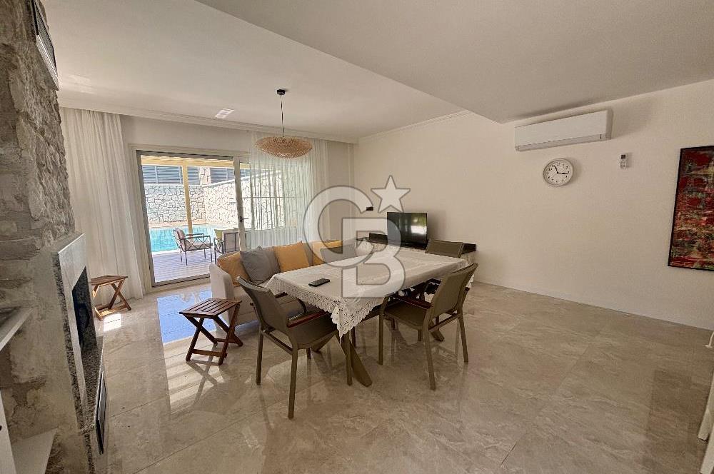 Çeşme Ovacıkta 800 M2 Arsa İçerisinde Satılık 2 Adet ikiz Villa.