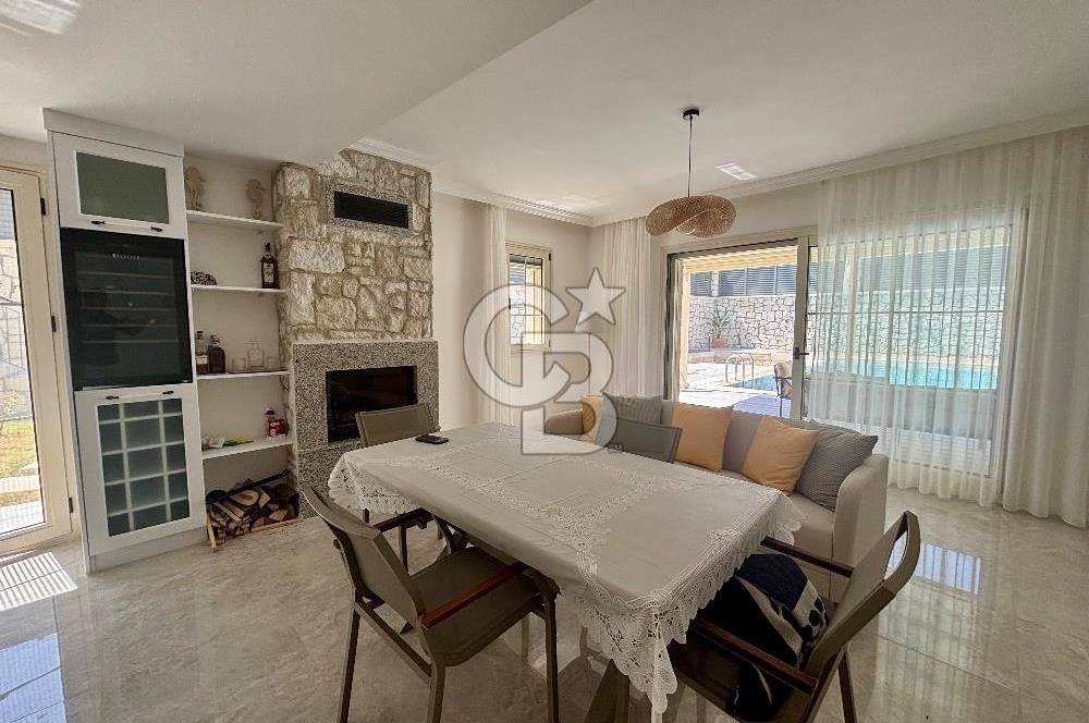Çeşme Ovacıkta 800 M2 Arsa İçerisinde Satılık 2 Adet ikiz Villa.