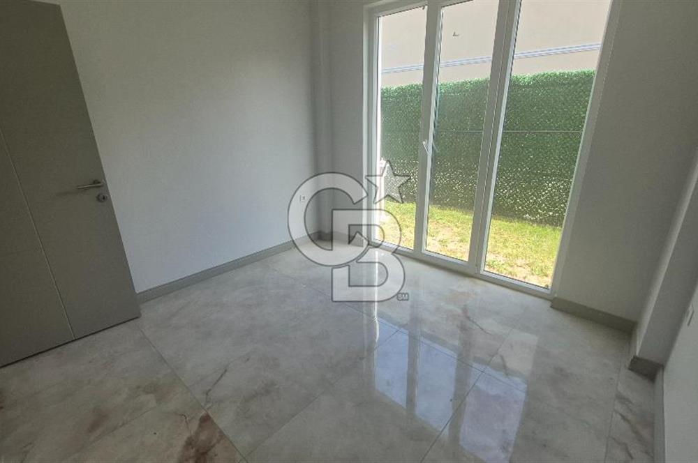 SAPANCA KURTKÖY'DE 400 M2 BAHÇELİ, OTOPARKLI SATILIK 4+1 VİLLA