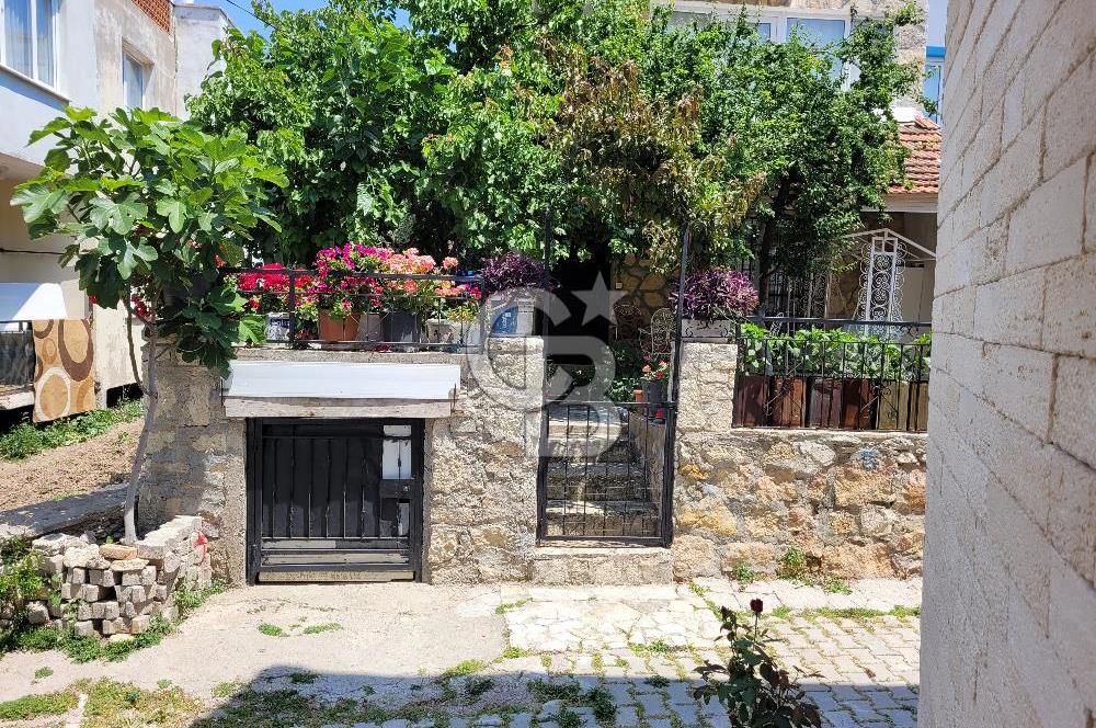Yenifoça Merkezde Satılık Villa