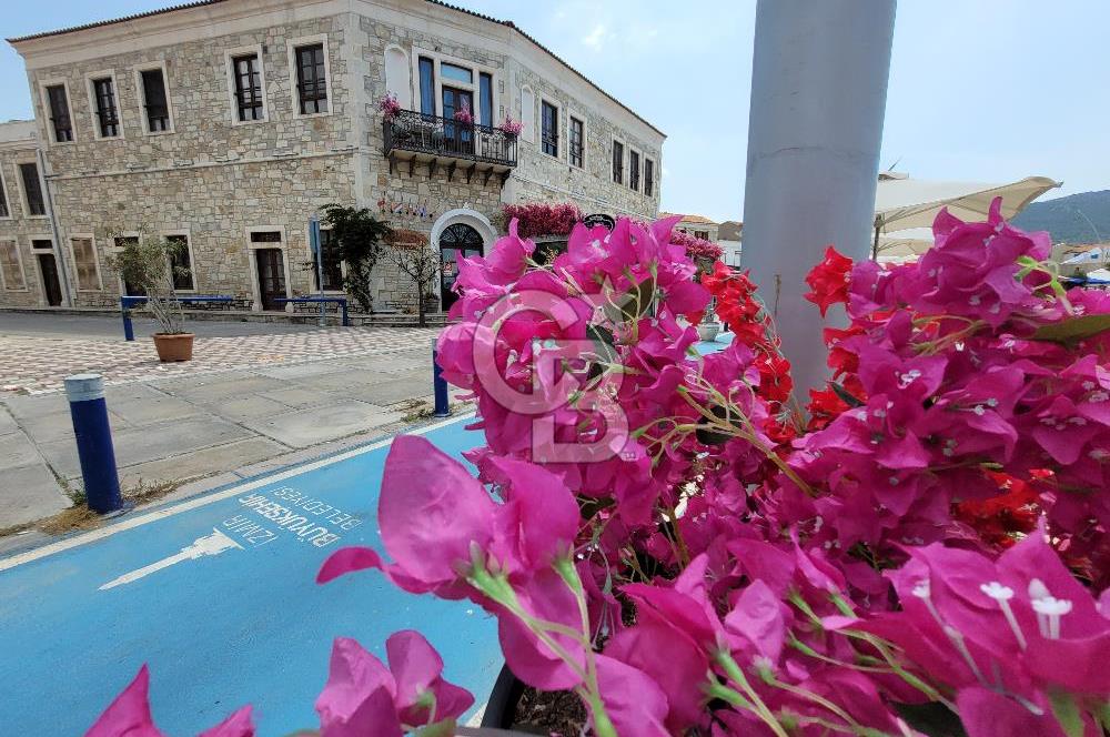 Yenifoça Merkezde Satılık Villa