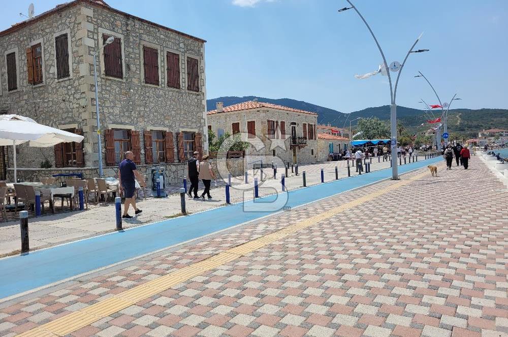 Yenifoça Merkezde Satılık Villa