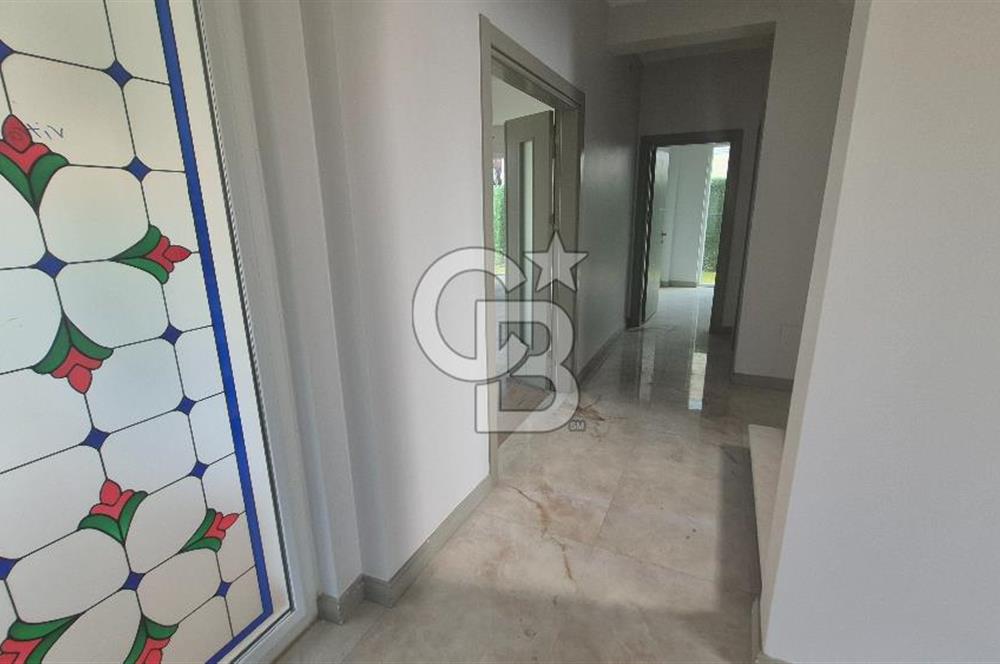 SAPANCA KURTKÖY'DE 400 M2 BAHÇELİ, OTOPARKLI SATILIK 4+1 VİLLA