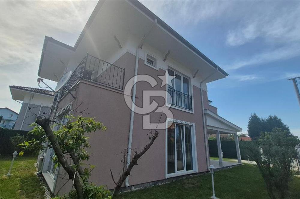 SAPANCA KURTKÖY'DE 400 M2 BAHÇELİ, OTOPARKLI SATILIK 4+1 VİLLA