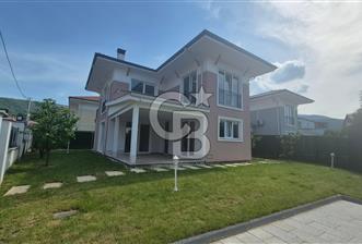 SAPANCA KURTKÖY'DE 400 M2 BAHÇELİ, OTOPARKLI SATILIK 4+1 VİLLA