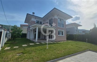 SAPANCA KURTKÖY'DE 400 M2 BAHÇELİ, OTOPARKLI SATILIK 4+1 VİLLA