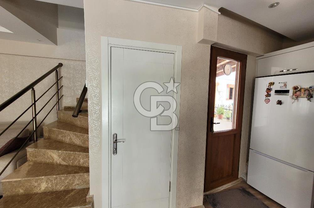 Yenifoça Merkezde Satılık Villa