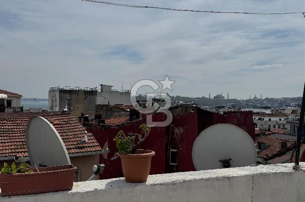 Beyoğlu Kumbaracı Yokuşunda Ortak Teraslı 4.kat 2+1 satılık