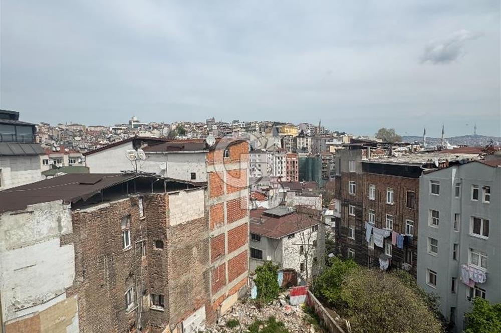 Beyoğlu Kumbaracı Yokuşunda Ortak Teraslı 4.kat 2+1 satılık