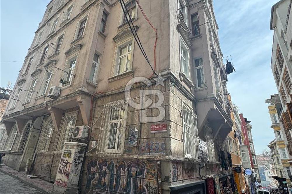 Beyoğlu Kumbaracı Yokuşunda Ortak Teraslı 4.kat 2+1 satılık
