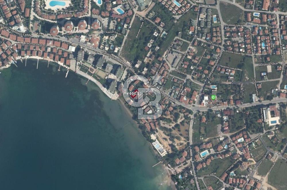 Denize 40 m Komple Satılık Bina - Geniş Bahçeli