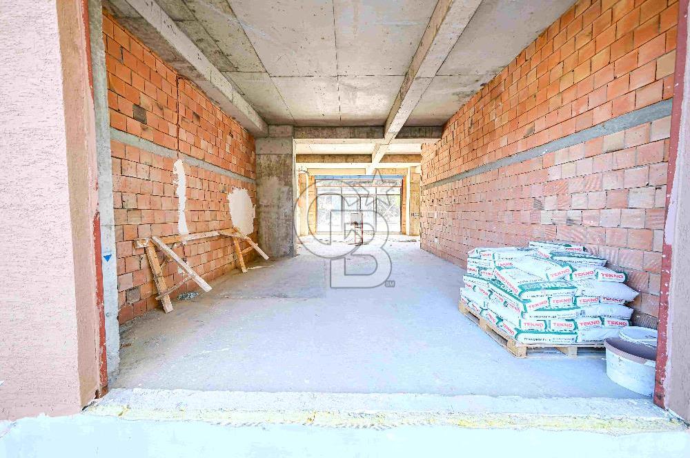 KARTAL ÜSKÜDAR CADDESİ ÜZERİNDE 197 M2 SATILIK EMSALSİZ DÜKKAN