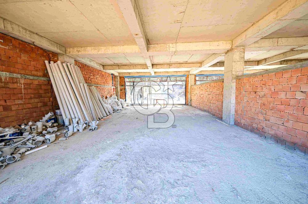 KARTAL ÜSKÜDAR CADDESİ ÜZERİNDE 197 M2 SATILIK EMSALSİZ DÜKKAN