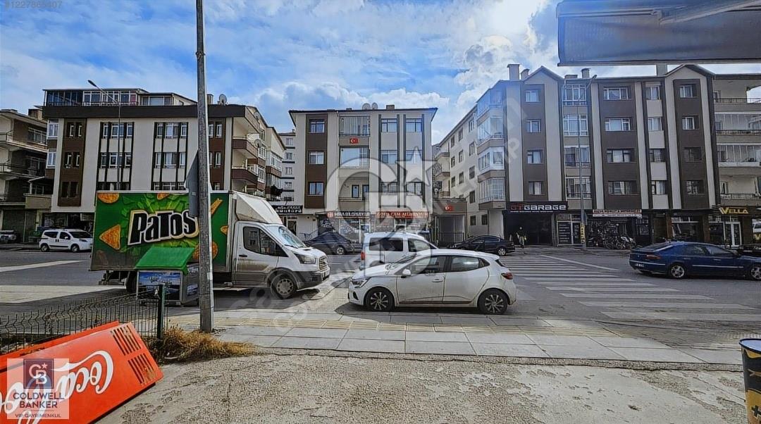 Gölbaşında caddesinde üzerinde dükkan
