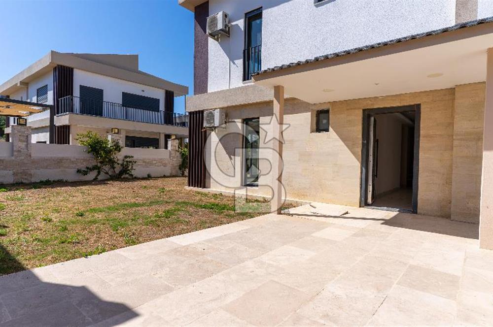 ÇEŞME FENERBURNU'NDA DENİZ MANZARALI 7+2 MÜSTAKİL HAVUZLU VİLLA