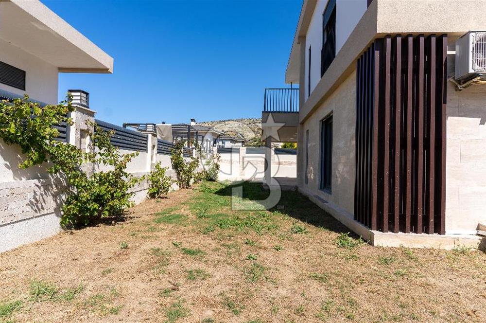 ÇEŞME FENERBURNU'NDA DENİZ MANZARALI 7+2 MÜSTAKİL HAVUZLU VİLLA