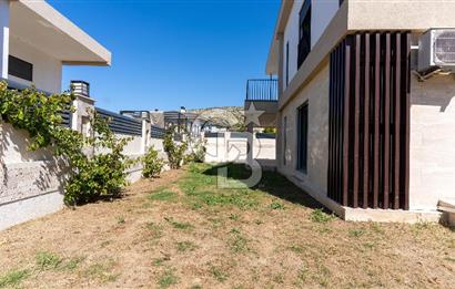 ÇEŞME FENERBURNU'NDA DENİZ MANZARALI 7+2 MÜSTAKİL HAVUZLU VİLLA