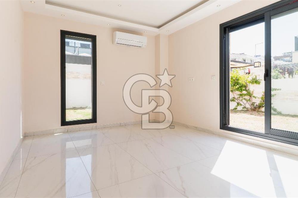ÇEŞME FENERBURNU'NDA DENİZ MANZARALI 7+2 MÜSTAKİL HAVUZLU VİLLA