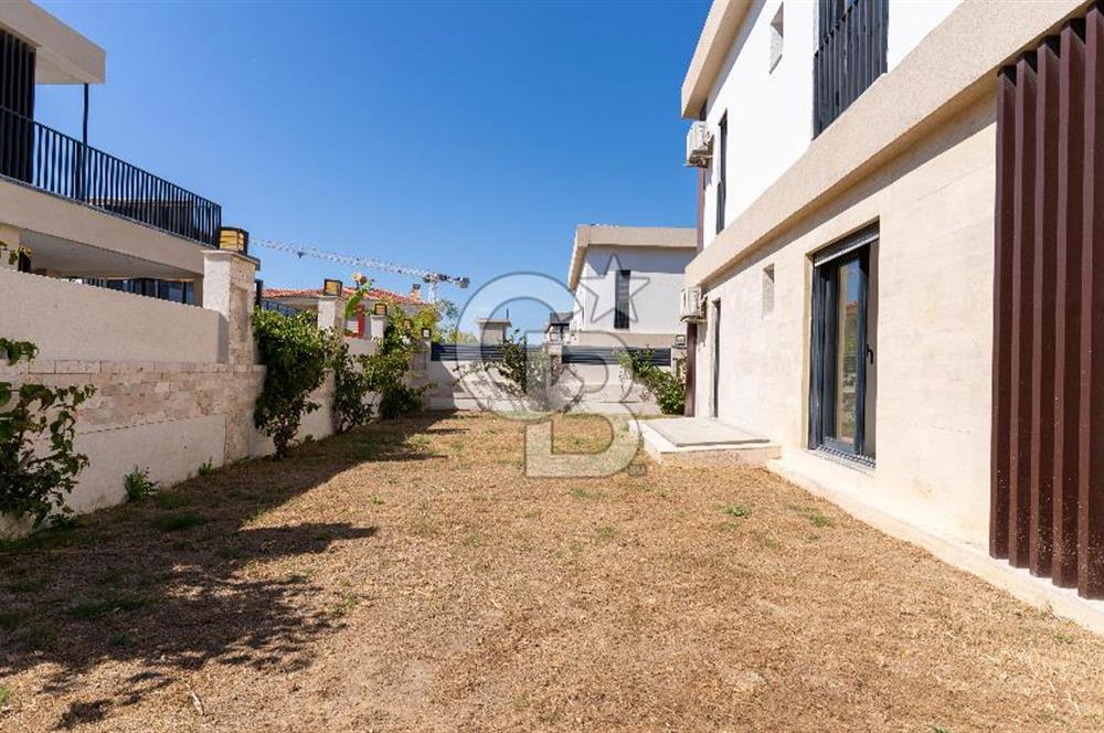 ÇEŞME FENERBURNU'NDA DENİZ MANZARALI 7+2 MÜSTAKİL HAVUZLU VİLLA