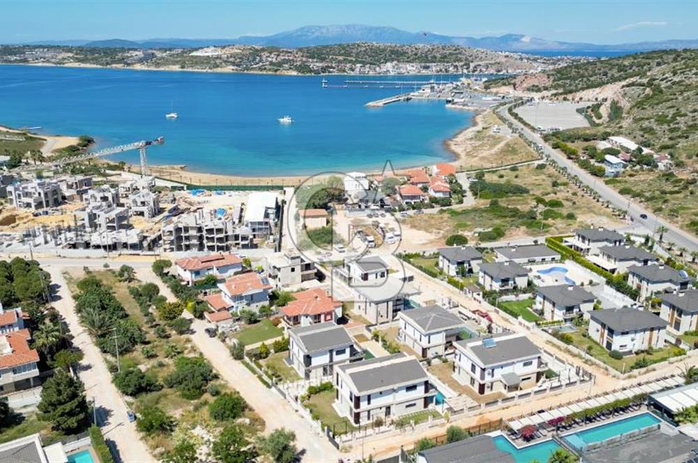 ÇEŞME FENERBURNU'NDA DENİZ MANZARALI 7+2 MÜSTAKİL HAVUZLU VİLLA