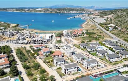ÇEŞME FENERBURNU'NDA DENİZ MANZARALI 7+2 MÜSTAKİL HAVUZLU VİLLA