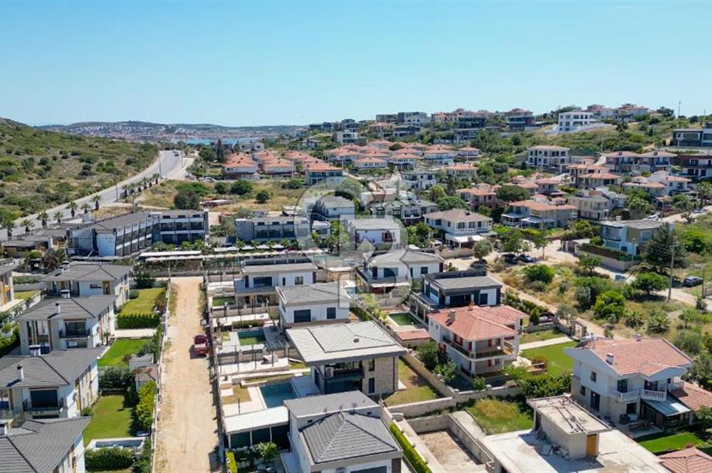 ÇEŞME FENERBURNU'NDA DENİZ MANZARALI 7+2 MÜSTAKİL HAVUZLU VİLLA