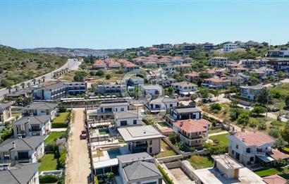 ÇEŞME FENERBURNU'NDA DENİZ MANZARALI 7+2 MÜSTAKİL HAVUZLU VİLLA