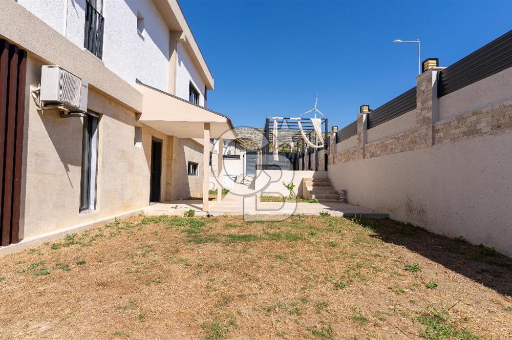 ÇEŞME FENERBURNU'NDA DENİZ MANZARALI 7+2 MÜSTAKİL HAVUZLU VİLLA