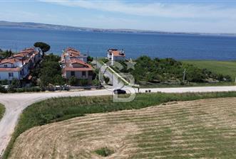 LAPSEKİ ÇARDAK'TA BOĞAZ MANZARALI SATILIK ARSA