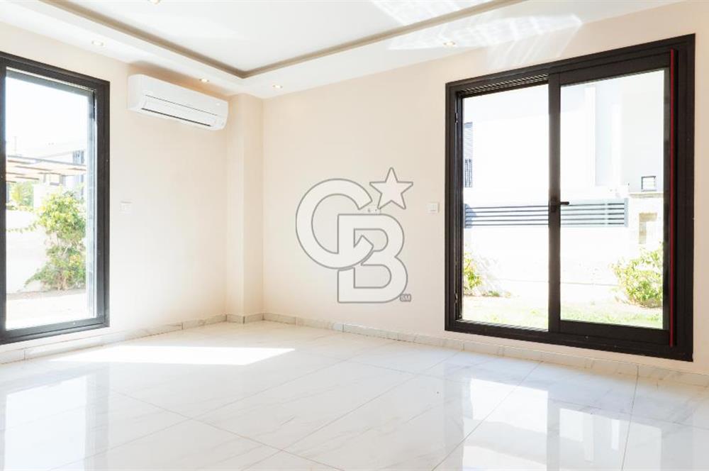ÇEŞME FENERBURNU'NDA DENİZ MANZARALI 7+2 MÜSTAKİL HAVUZLU VİLLA
