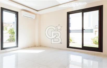 ÇEŞME FENERBURNU'NDA DENİZ MANZARALI 7+2 MÜSTAKİL HAVUZLU VİLLA